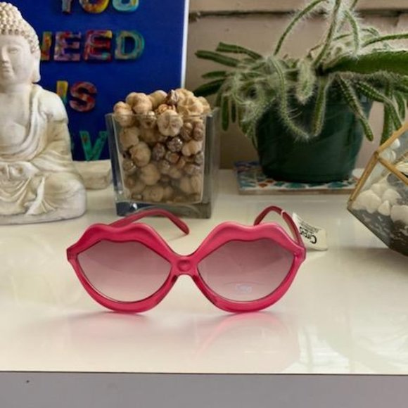Circus by Sam Edelman Lip Sunglasses